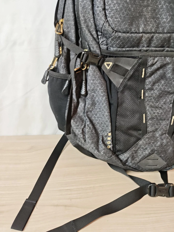 Mochila The North Face TNF Recon preta cinza FlexVent laptop mochila logotipo dourado - Imagem 4 de 4