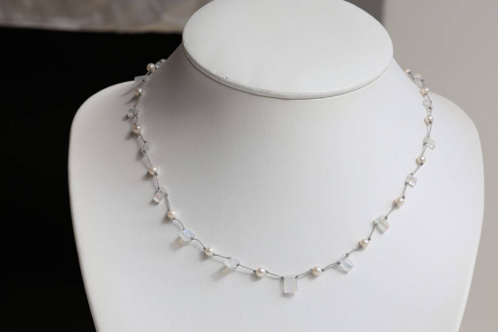 Collier pierre de lune véritable et fil ciré pour un style bohème chic estival