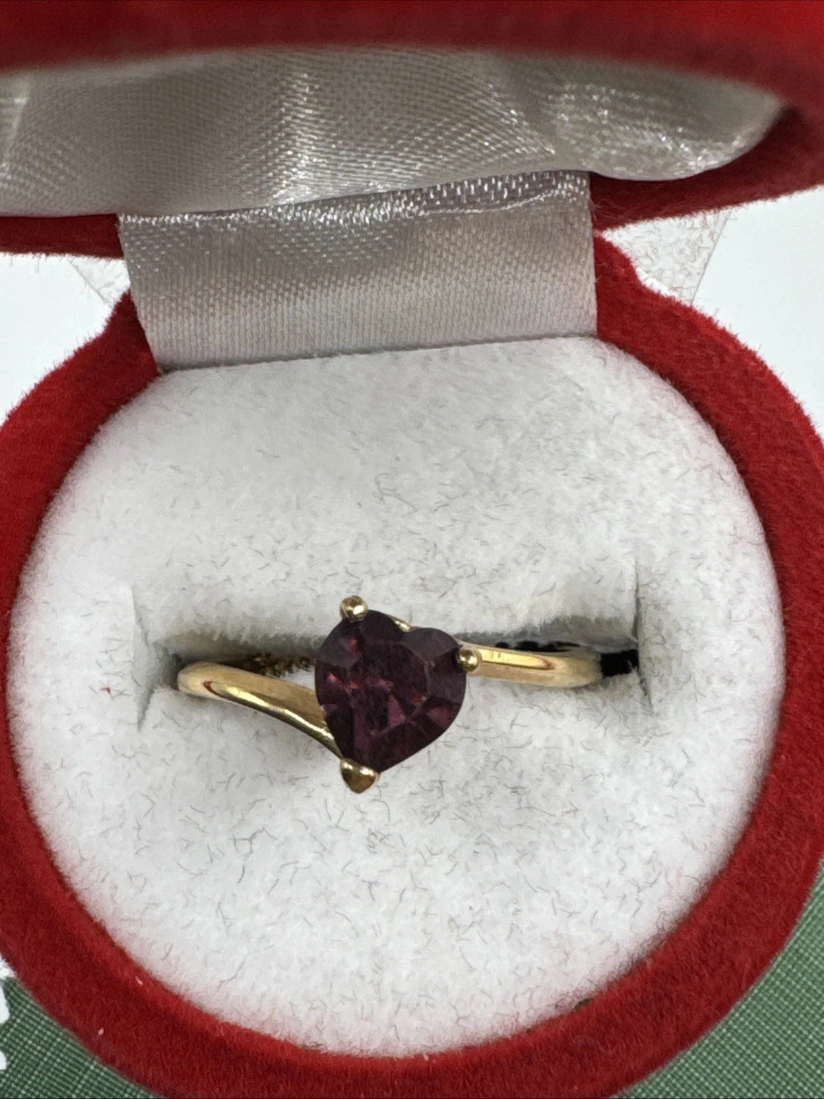 Bague vintage fantaisie avec pierre violette en forme de cœur. Taille 52.