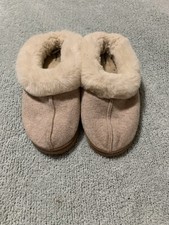 Women  s Size 8 Brown Fuzzy Slippers