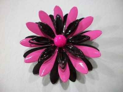 ViNTaGE MeTaL ENaMeL **RARE HOT PINK / BLACK** 3 LaYeReD DAiSy / FLoWeR PiN NICE