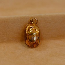 Ciondolo scarabeo in oro 18 kt con dettaglio geroglifico