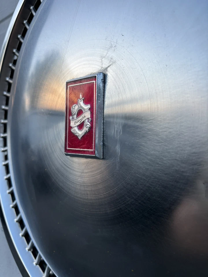 Oldsmobile 88 98 Custom Cruiser 1981-90 tapacubos 1 raro usado abolladuras de frotamiento en la acera Foto 4 de 4