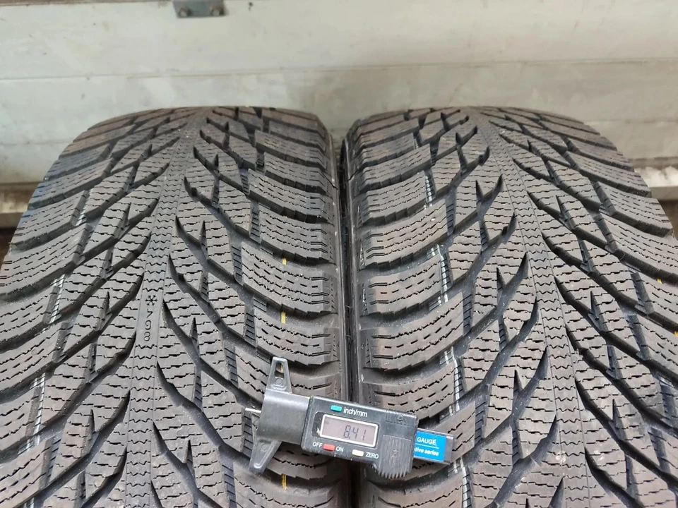 2x Winterreifen 225/45 R18RF Nokian Hakkapeliitta R3 3321 - Bild 2 von 2