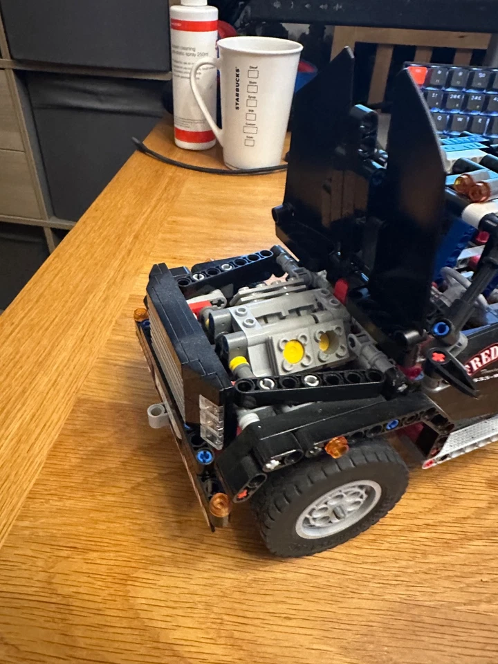 LEGO Technic 9395 Pick-Up Tow Truck, photo 2 of 4