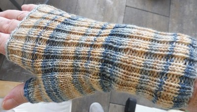 Handstulpen selbstgestrickt passend zu Strümpfen