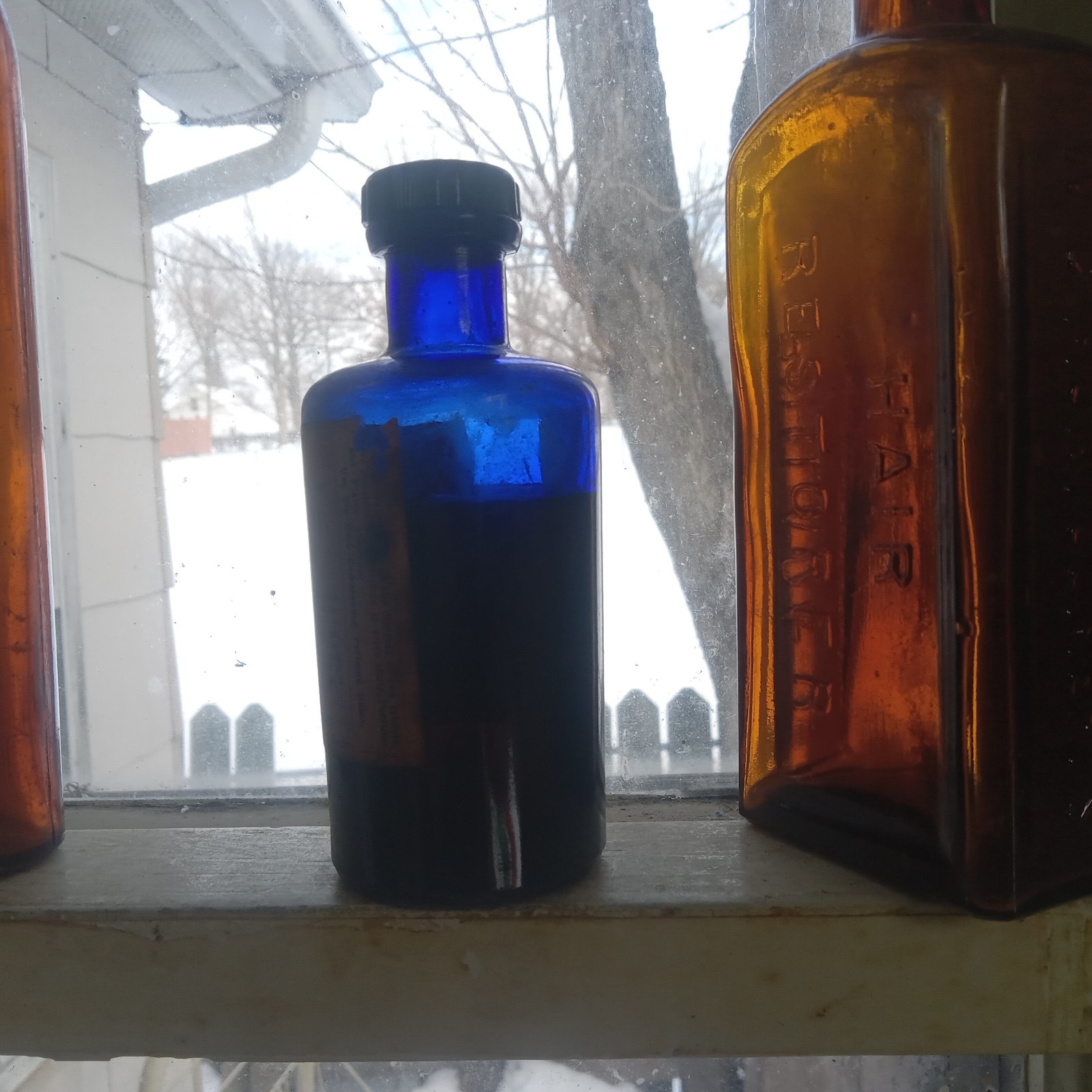 1918 DODGE & OLCOTT OIL SASSAFRAS COBALT LABELED BOTTLE W/STOPPER & CONTENTS
