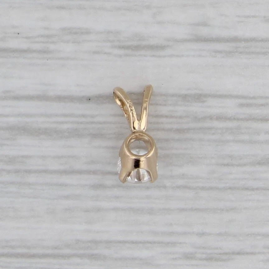 Colgante solitario redondo de diamantes de 0,25 quilates de oro amarillo de 14 k gota pequeña Foto 2 de 4