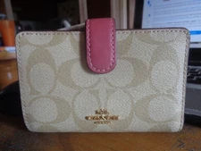 New With Tags Coach Signature Light Khaki/Rouge Medium Corner Zip Wallet