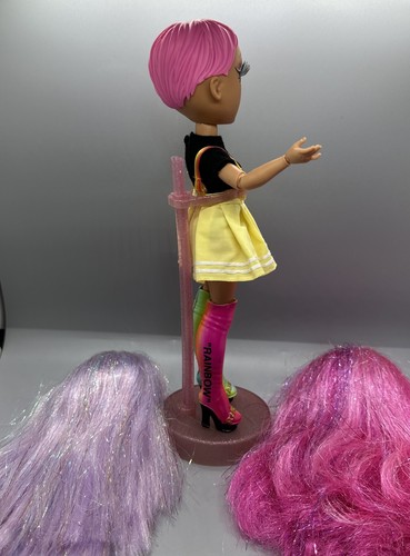 Bambola Rainbow High Fashion Studio Avery Styles con 1 parrucca rosa e 1 viola - 10" - Foto 7 di 12