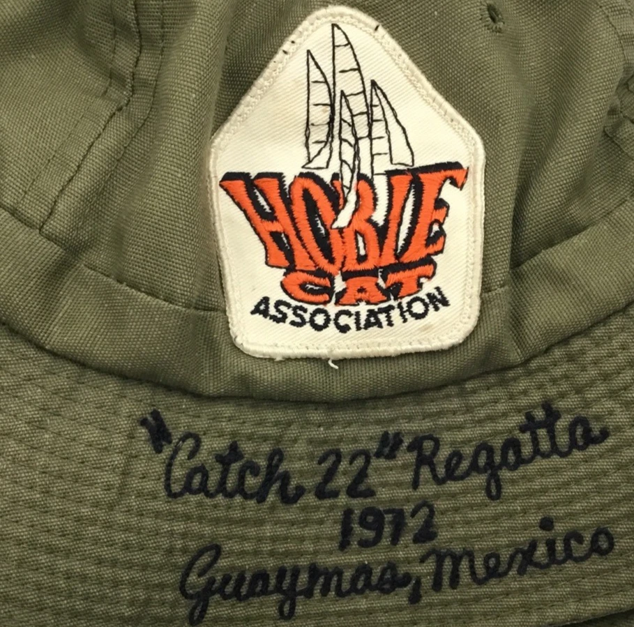 Parche de sombrero de cubo bordado de regata Hobie Cat Association 1972 Catch 22 pequeño Foto 2 de 4