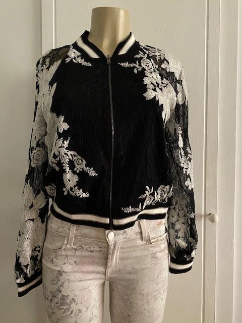 D. EXTERIOR ITALY BLACK & WHITE EMBROIDERED LACE BASEBALL STYLE JACKET M