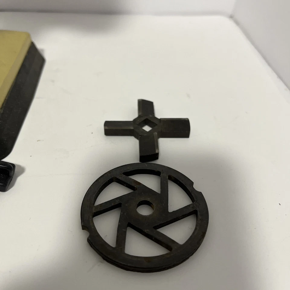 Moedor de carne/picador de alimentos vintage Grind-O-Mat Rival modelo 303 - Imagem 2 de 4