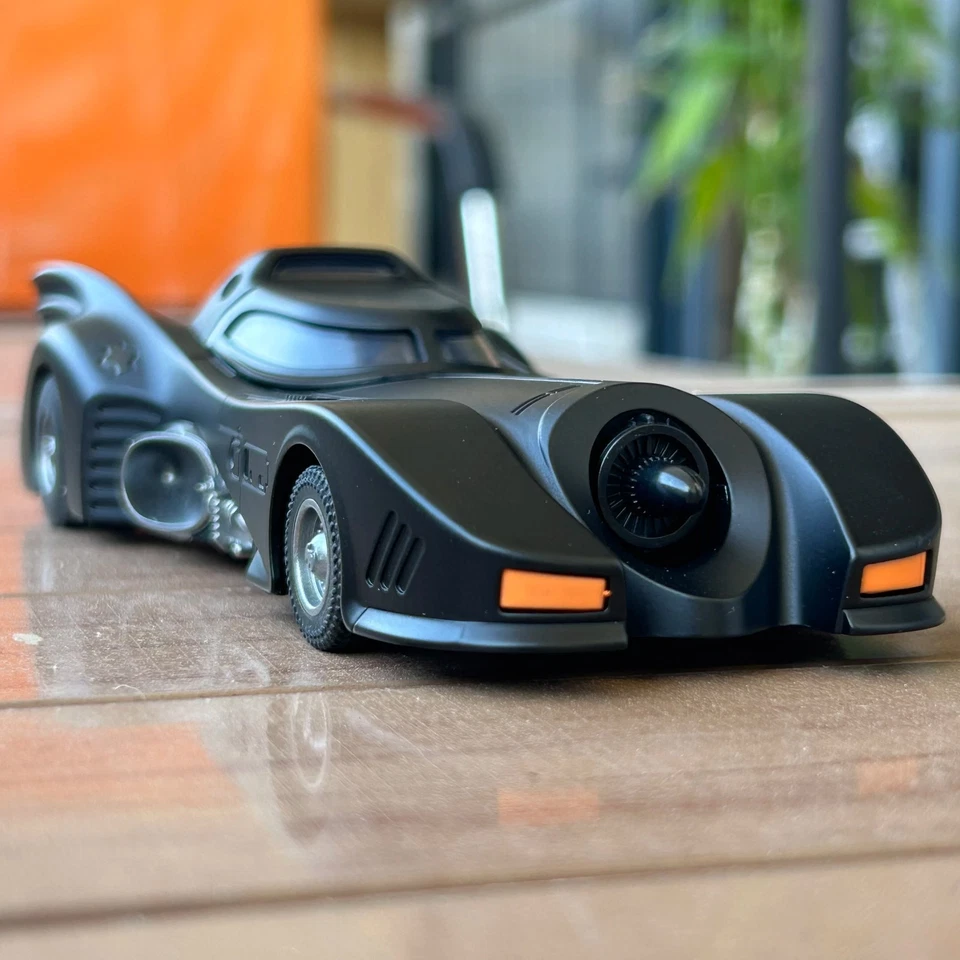 1:32 1989 Batmobile Alloy Diecast Model Car w/ Light & Sound Pull Back Toy Gift - Image 3 of 4