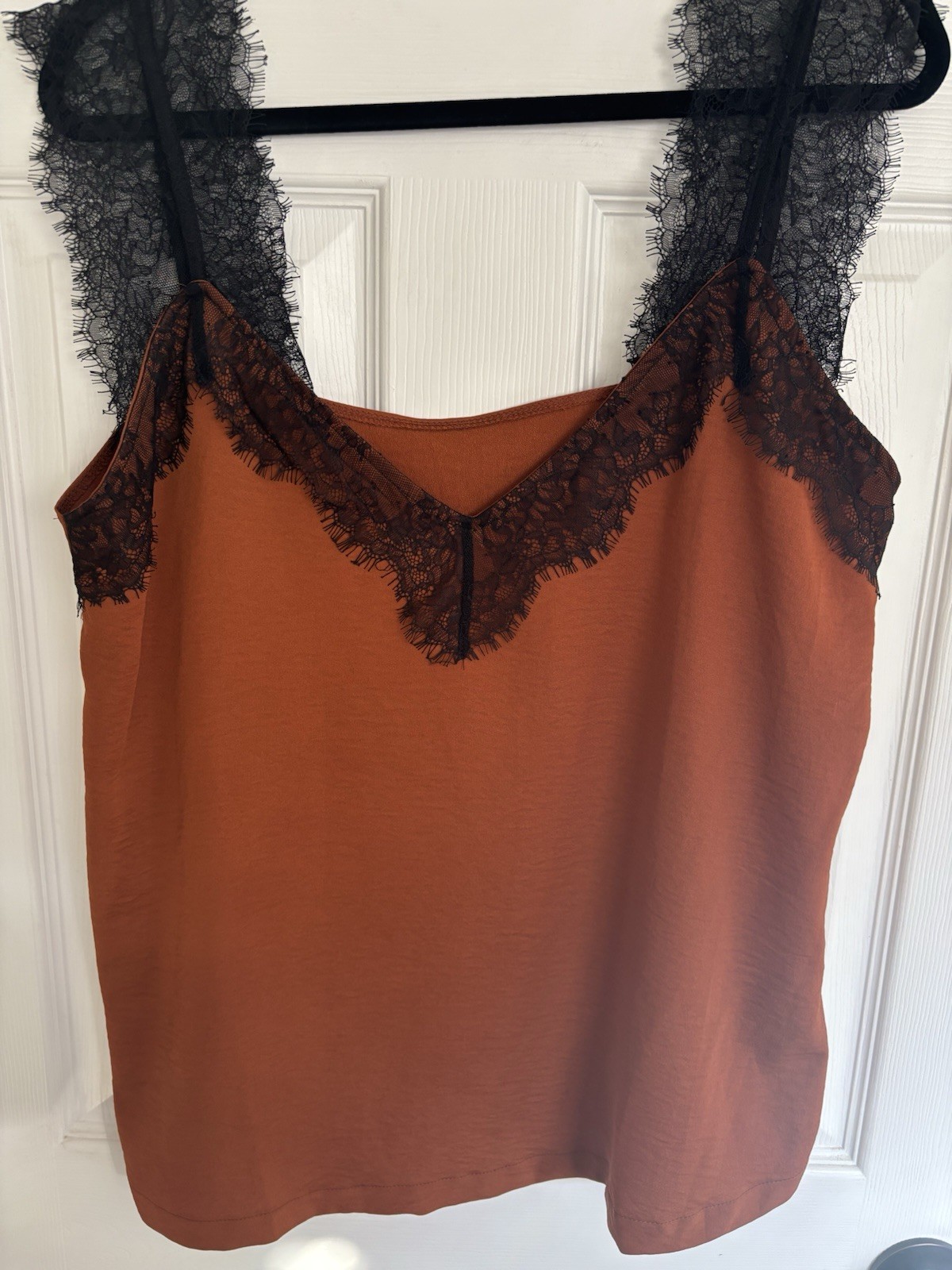 WOMEN’S SLEEVELESS TANK TOP XL FLATTERING LACE AND SILKY EUC FALL COLORS BLACK