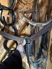 Obroża z piersi konia Kay! Piękna czekoladowa skóra z królewskim niebieskim buckstitchem