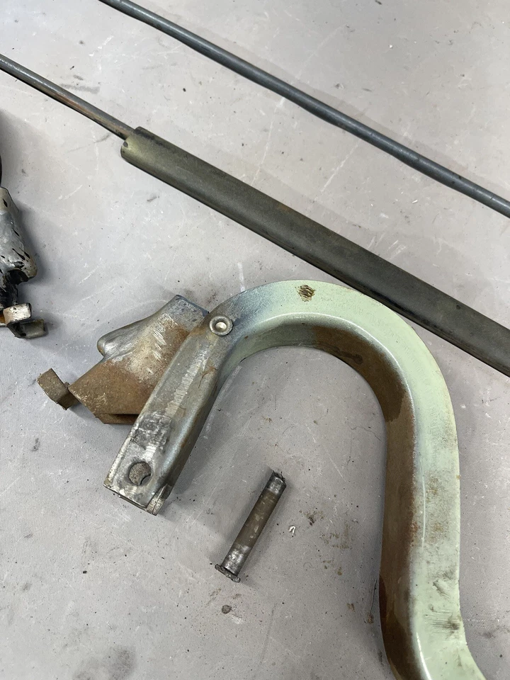 Pontiac GTO 1973-1977 Grand Can Am Prix maletero varillas puntal resortes bisagras corte Foto 4 de 4