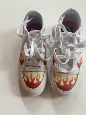 Vans womens 7.5, men s 6 Preowned With Flames   In Great Condition