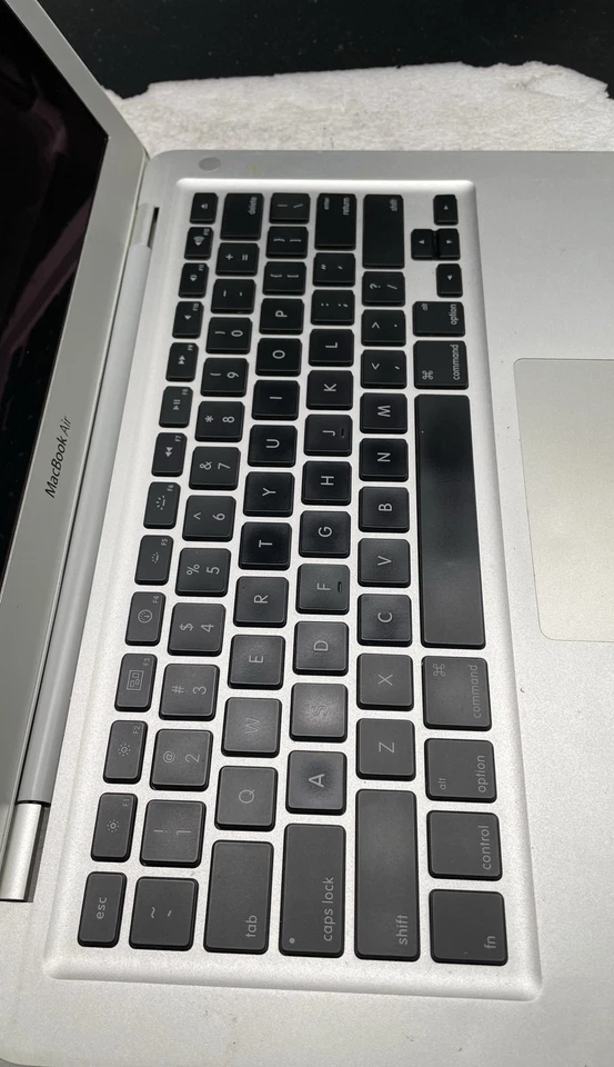 Laptop Apple MacBook Air W883800Z1AE 13,3" plateada 2008 sin disco duro Foto 2 de 4