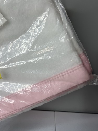 Manta de Cuna de Bebé Beacon Acrílico Poliéster Blanco Rosa Borde Hecha en EE. UU. - Imagen 4 de 5