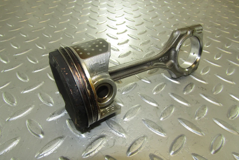 Honda Civic MK9 2015 1,4 I-VTEC L13Z4. Pistón y varilla de conexión/conexión HF27 45K Foto 4 de 4