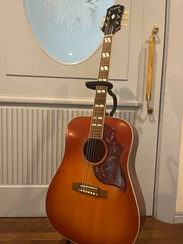 Acoustic Guitar Epiphone Masterbuilt by Gibson Hummingbird