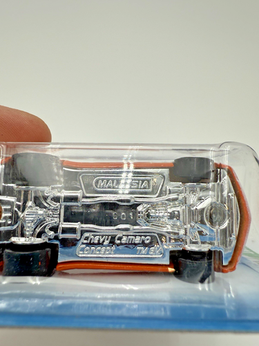 Hot Wheels 2010 Treasure Hunt Chevy Camaro Concept #10/12 MOC!! - Picture 6 of 11