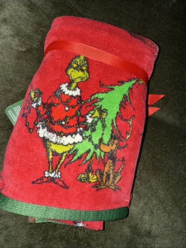 Dr Seuss The Grinch And Max Tree  Christmas Bathroom Hand Towels 2-Pack Red - Picture 3 of 3