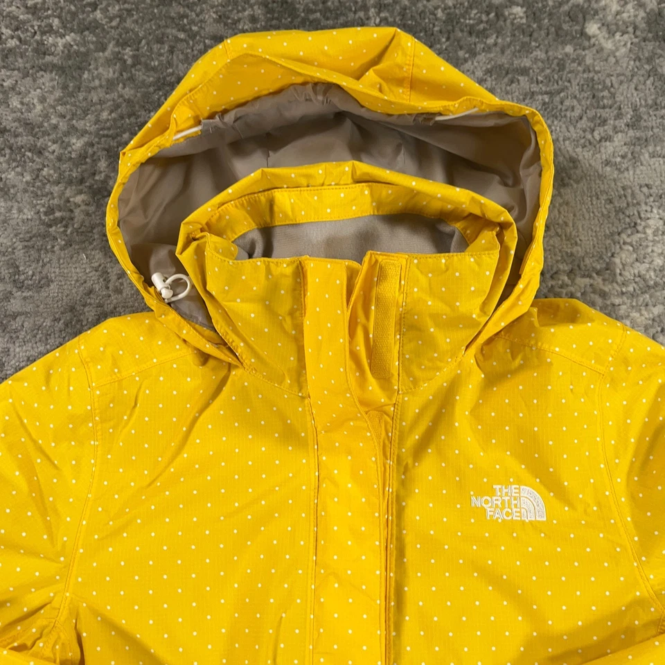 Chaqueta de lluvia North Face para mujer pequeña amarilla blanca lunares resolución logotipo exterior Foto 2 de 4