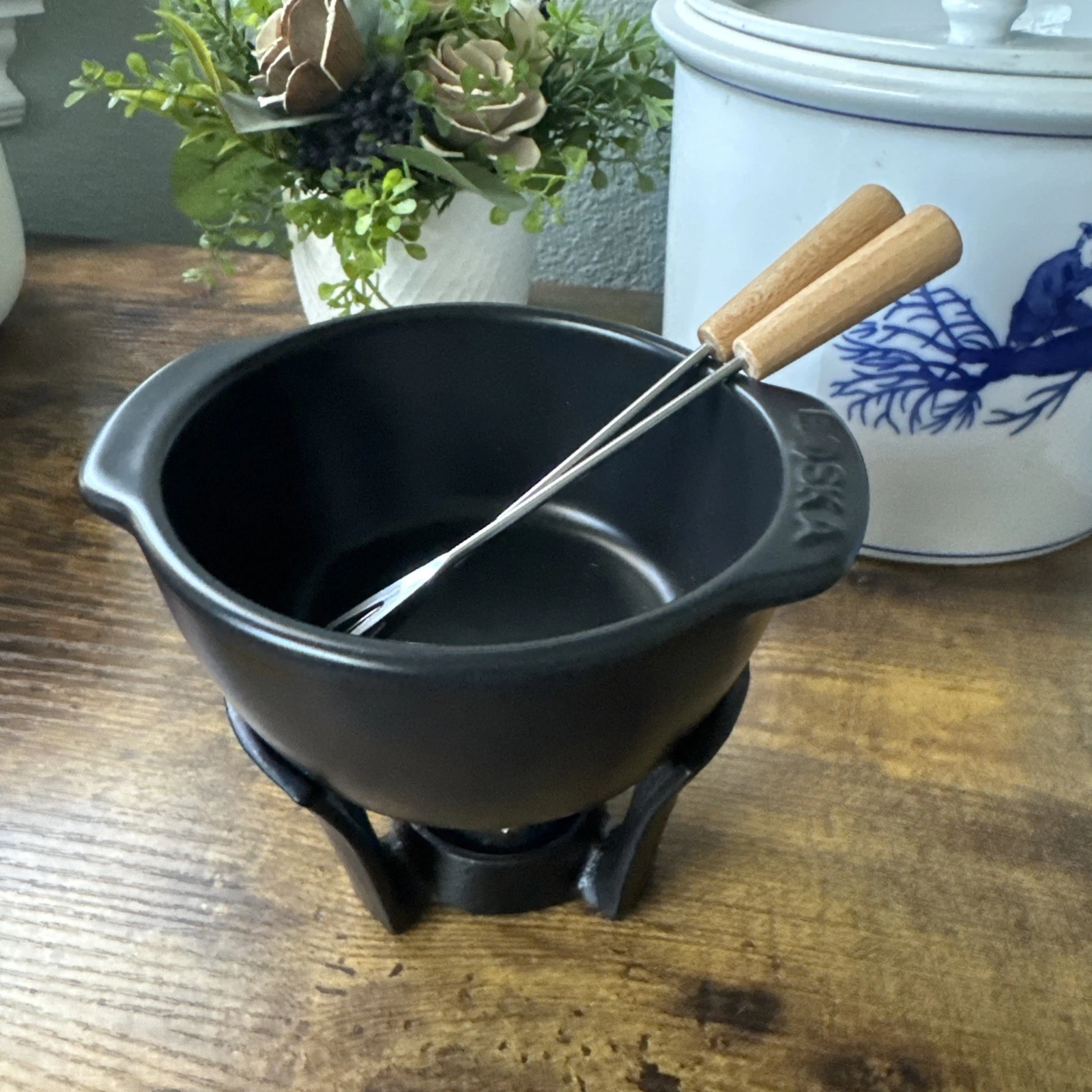 BOSKA Candlelight Fondue/Butter Warmer Set Twinkle Cast Iron Stand Black Pot
Opens in a new window o