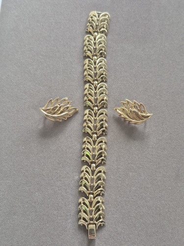 Vintage Crown Trifari gold tone bracelet and clip on earrings - Picture 7 of 7