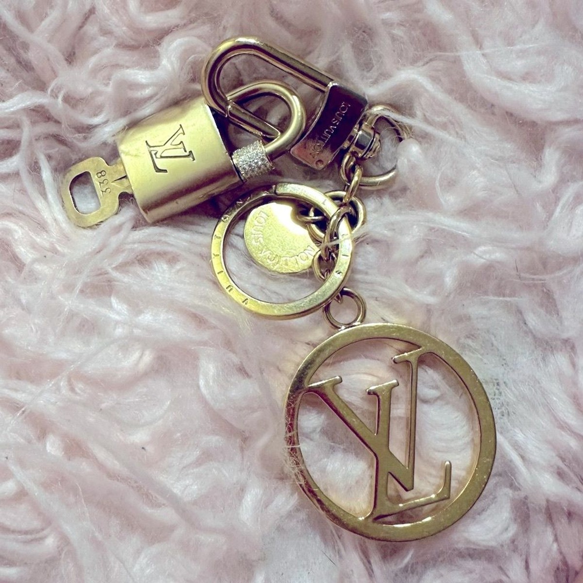 Louis Vuitton ゴールドロックチャーム Louis Vuitton Padlock & Keys Charm Yellow Gold Bracelet – Opulent