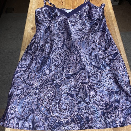Superbe robe courte noire, moulante, extensible et soutien Superbe robe courte noire, moulante, extensible et soutien