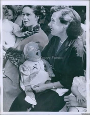 1956 Photo Rapt Mother Sleepy Yawning Baby At London Baby Show Infants 7X9