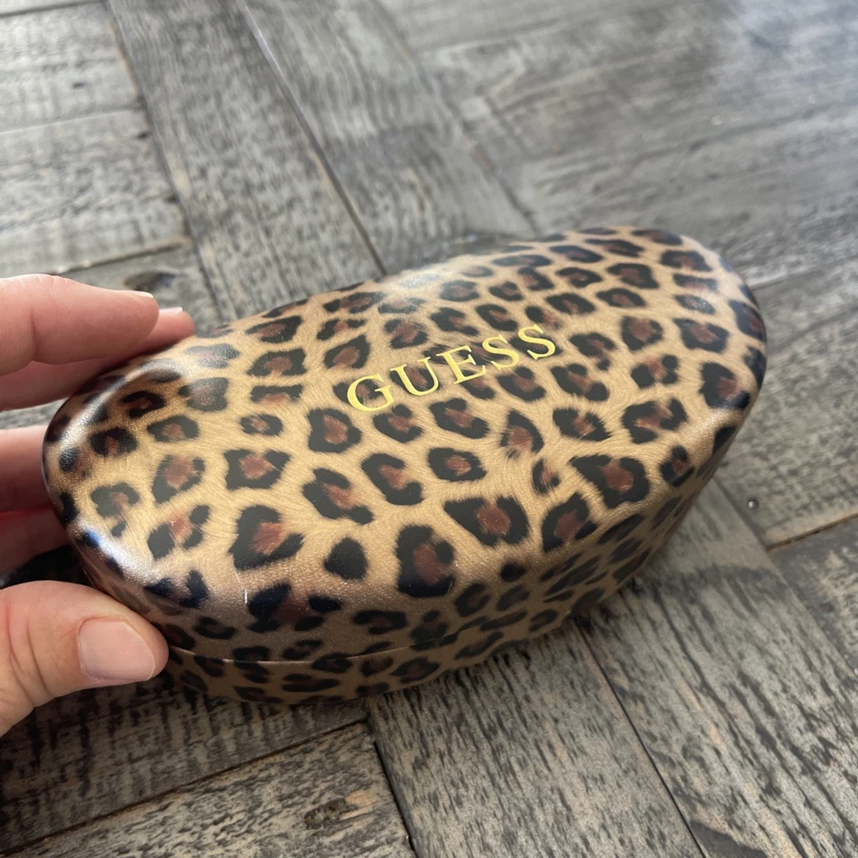 Estuche para gafas de sol Guess con estampado animal duro con tela 6,25 x 2,75 Foto 2 de 4