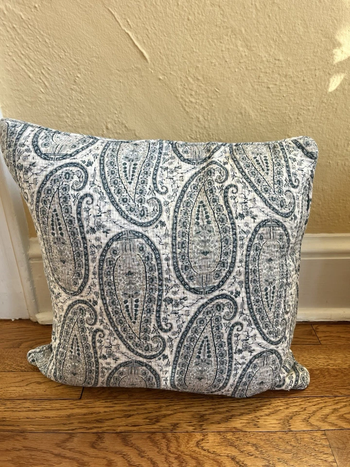 "Almohada de cachemira Lauren Ralph Lauren azul blanco 20""x20"" con inserción de plumas" Foto 3 de 4