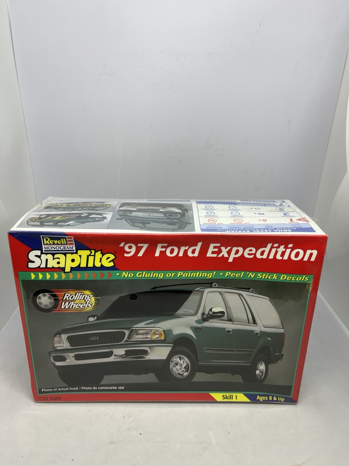 Revell SnapTite '97 Ford Expedition 1:25 Scale #85-6440 Issu