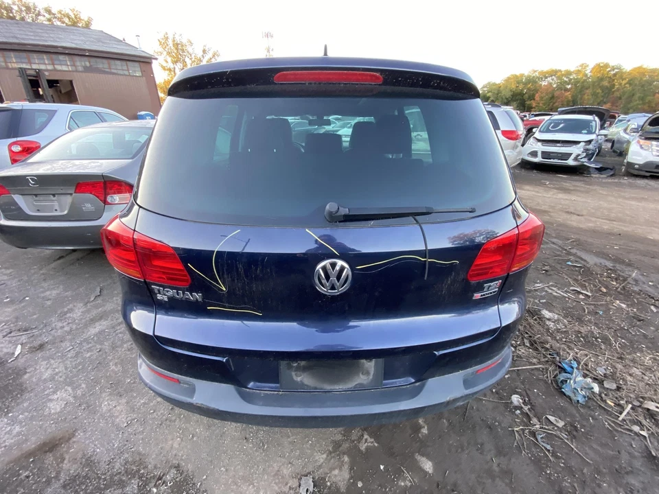 Used Deck Lid fits: 2016 Volkswagen Tiguan spoiler w/o sport package w/camera Gr Foto 2 de 4