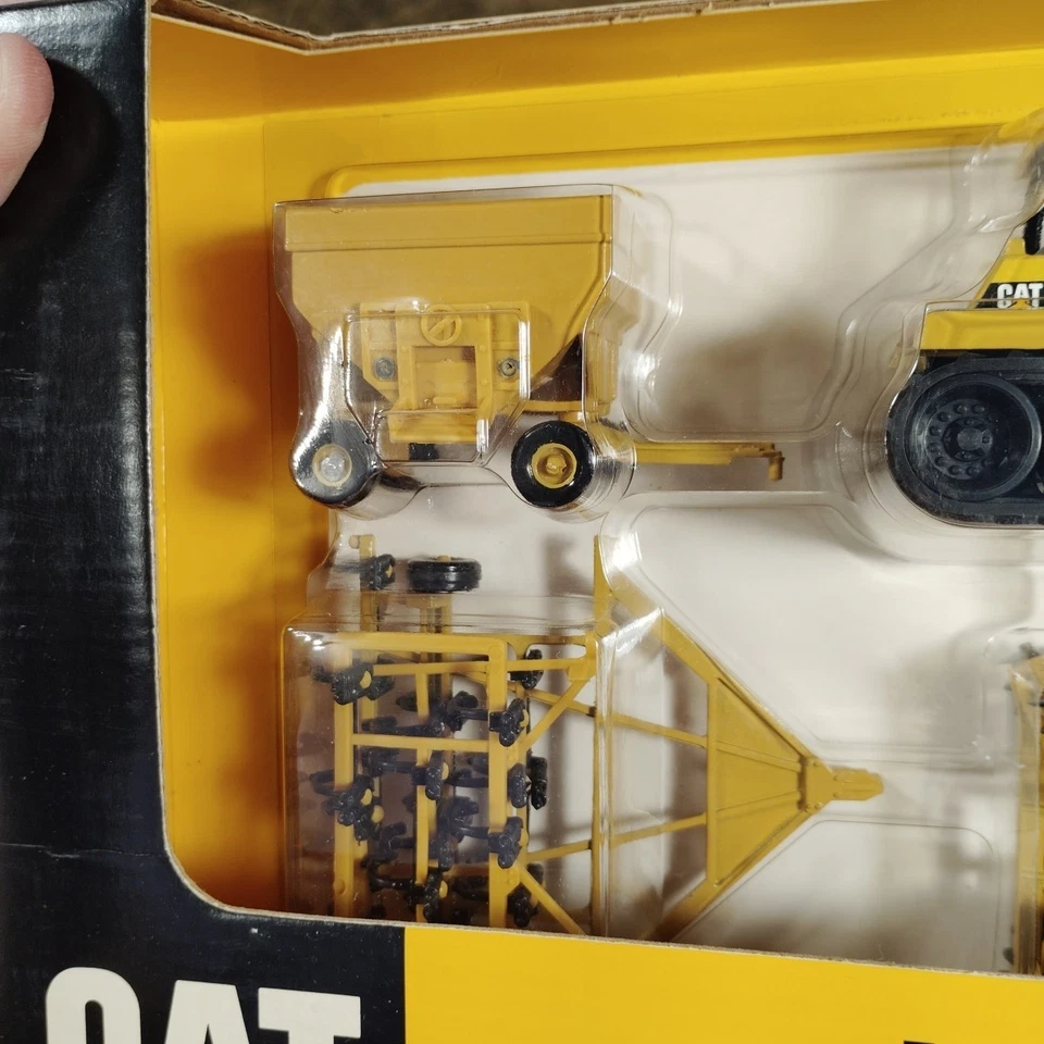Ertl Cat Farm Implement Set & Caterpillar Challenger #1806 1:64 Vintage Box - Image 2 of 4