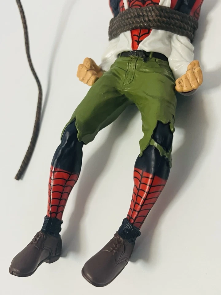 Figura de acción suelta Marvel Diamond Select “Peter Parker atado” Spider-Man 6” Foto 3 de 4