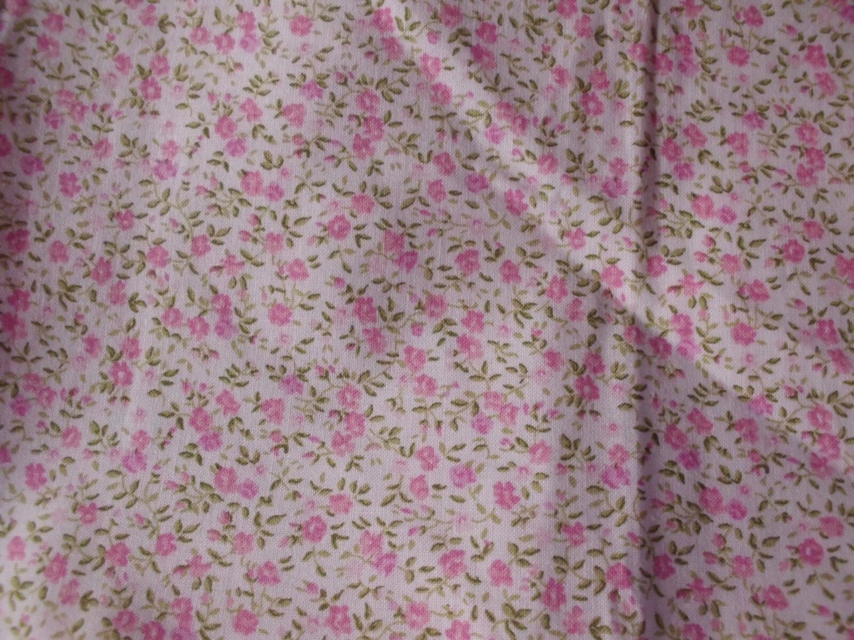 Coupon Tissu Liberty Petites Fleurs Rouge Sur Coton - Dimensions 73 X 74 Cm - Neuf