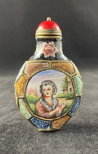 Chinese Canton enamel decorated snuff bottle