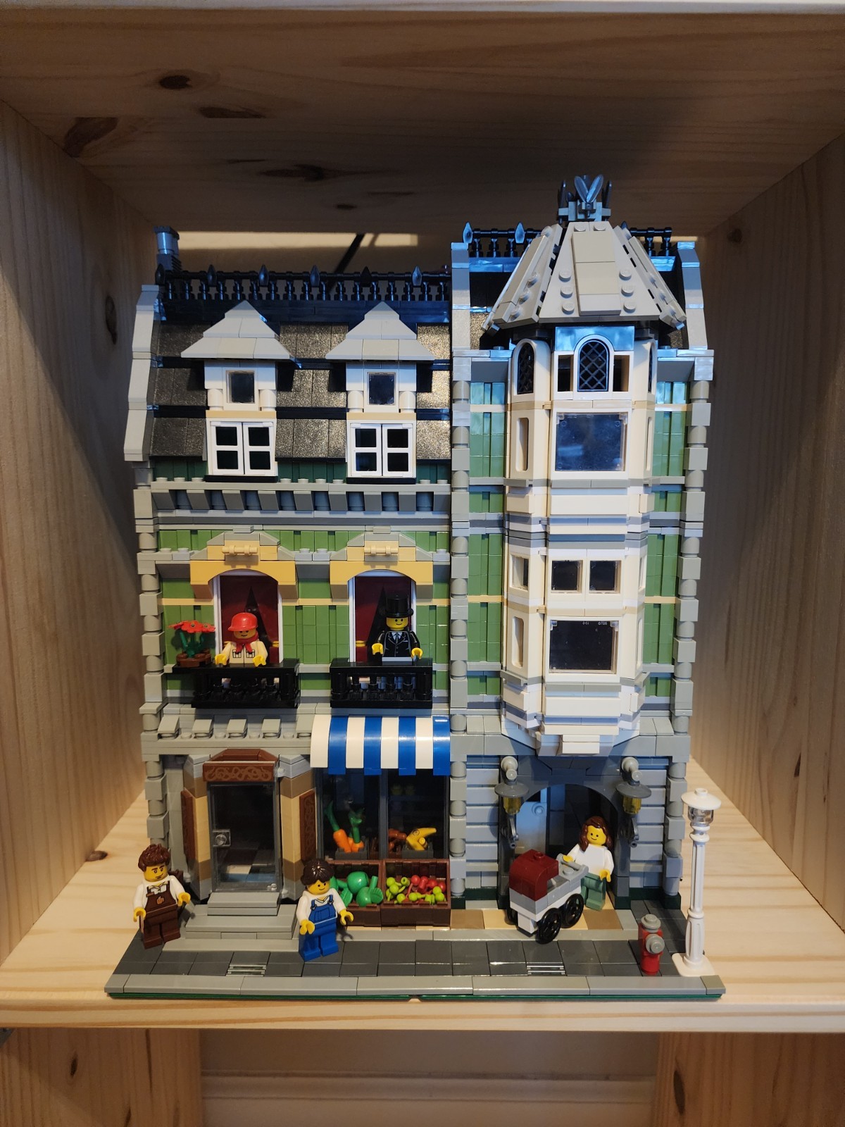 LEGO Creator Expert: Green Grocer (10185) 99% Complete W/out Instructions