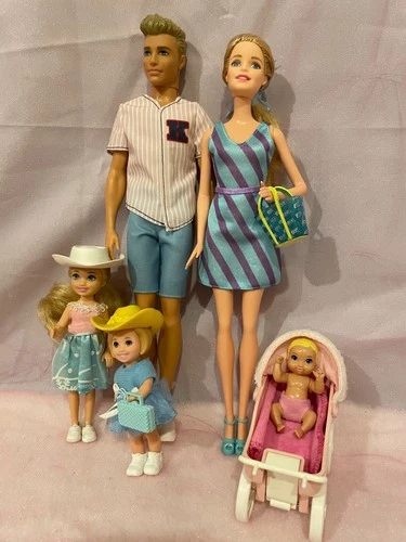 Family Dolls Set of 5 People with Mom, Dad, 3 Kids and a Puppy