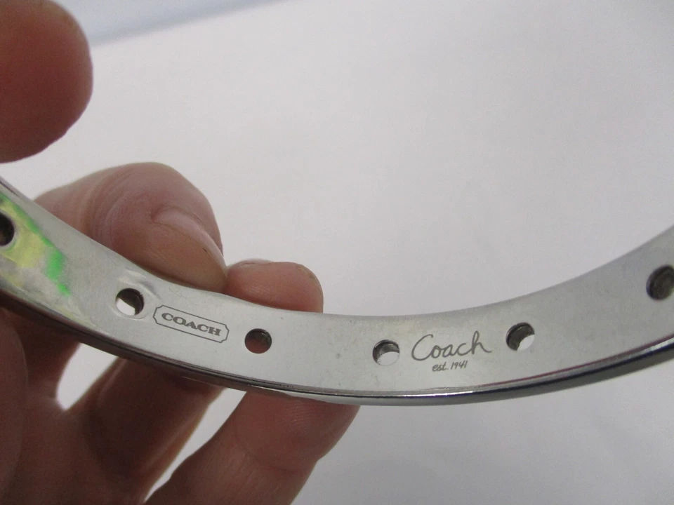 PULSERA BRAZALETE COACH FIRMADA ESMALTE NEGRO PLATEADO con PUNTOS PERFORADOS Foto 4 de 4