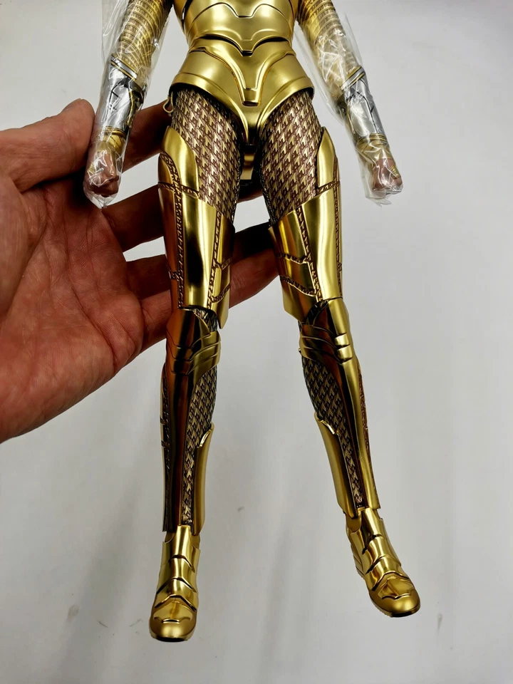 Figura de cuerpo de acción 1/6 Hot Toys HT MMS577 Wonder Woman armadura dorada coleccionable Foto 4 de 4