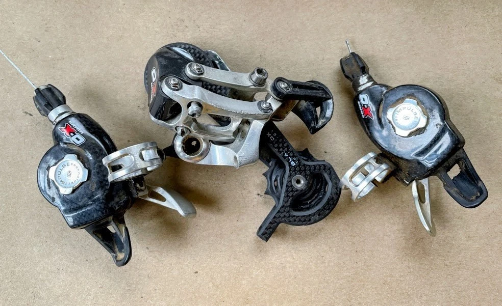 Dérailleur arrière SRAM route 12v Red eTap AXS D1 électrique argent décor noir