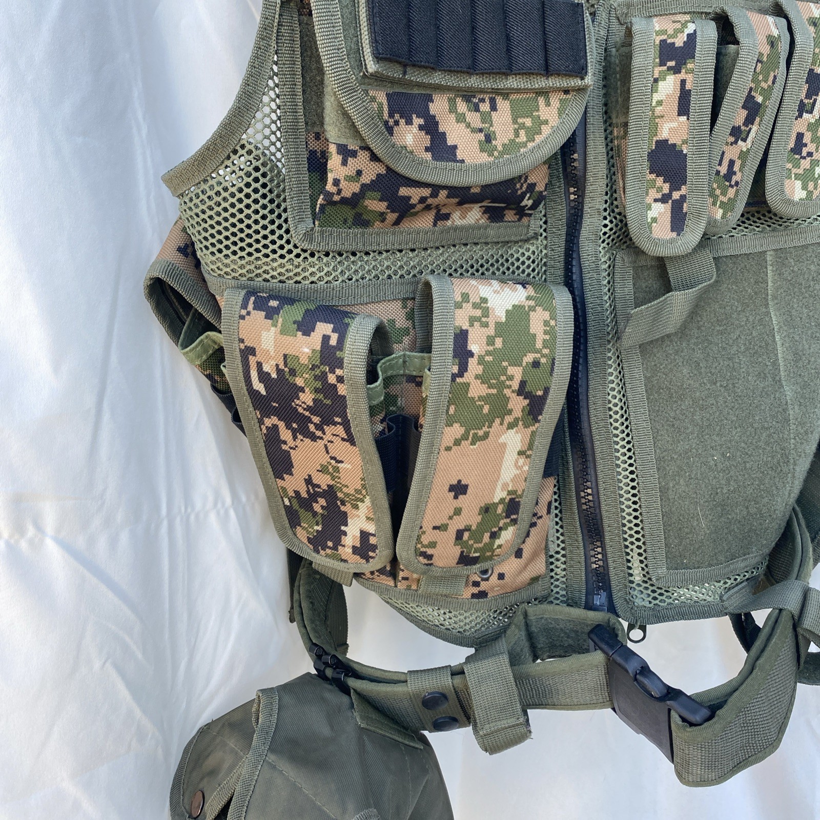 Military Combat Vest Digital Pattern Multipule Po… - image 4