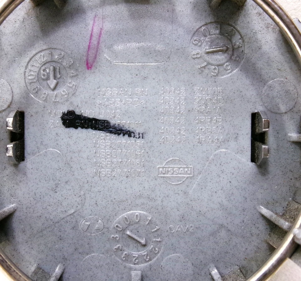 Tapa central de rueda Nissan Versa 2020 40342-ZM70B 43 k OEM Foto 3 de 4