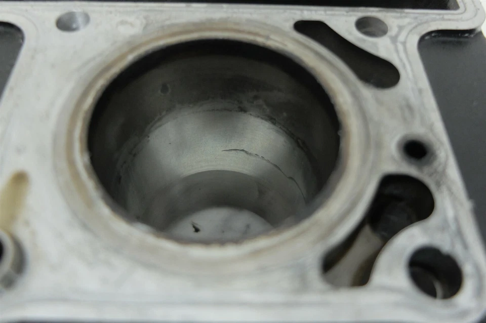 16 Hyosung GT250 GT 250 R GT250R engine cylinders jugs front and rear Foto 3 de 4